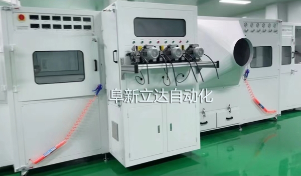自動(dòng)噴金機(jī)是電容器生產(chǎn)中的關(guān)鍵設(shè)備，規(guī)格有三槍，雙面四槍、六槍、八槍，可按客戶需求定制，阜新立達(dá)自動(dòng)化裝備有限公司