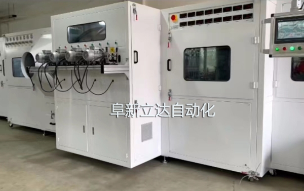 PJ-8八槍雙面自動(dòng)噴金機(jī)具有自動(dòng)除塵、智能雙面、整潔美觀、運(yùn)行穩(wěn)定的特點(diǎn)，阜新立達(dá)自動(dòng)化裝備有限公司